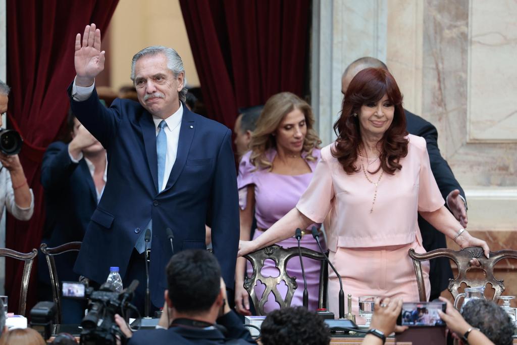 El presidente de Argentina, Alberto Fernández, saluda junto a la vicepresidenta, Cristina Fernández de Kirchner, este 1 de marzo de 2023. EFE/ Juan Ignacio Roncoroni
