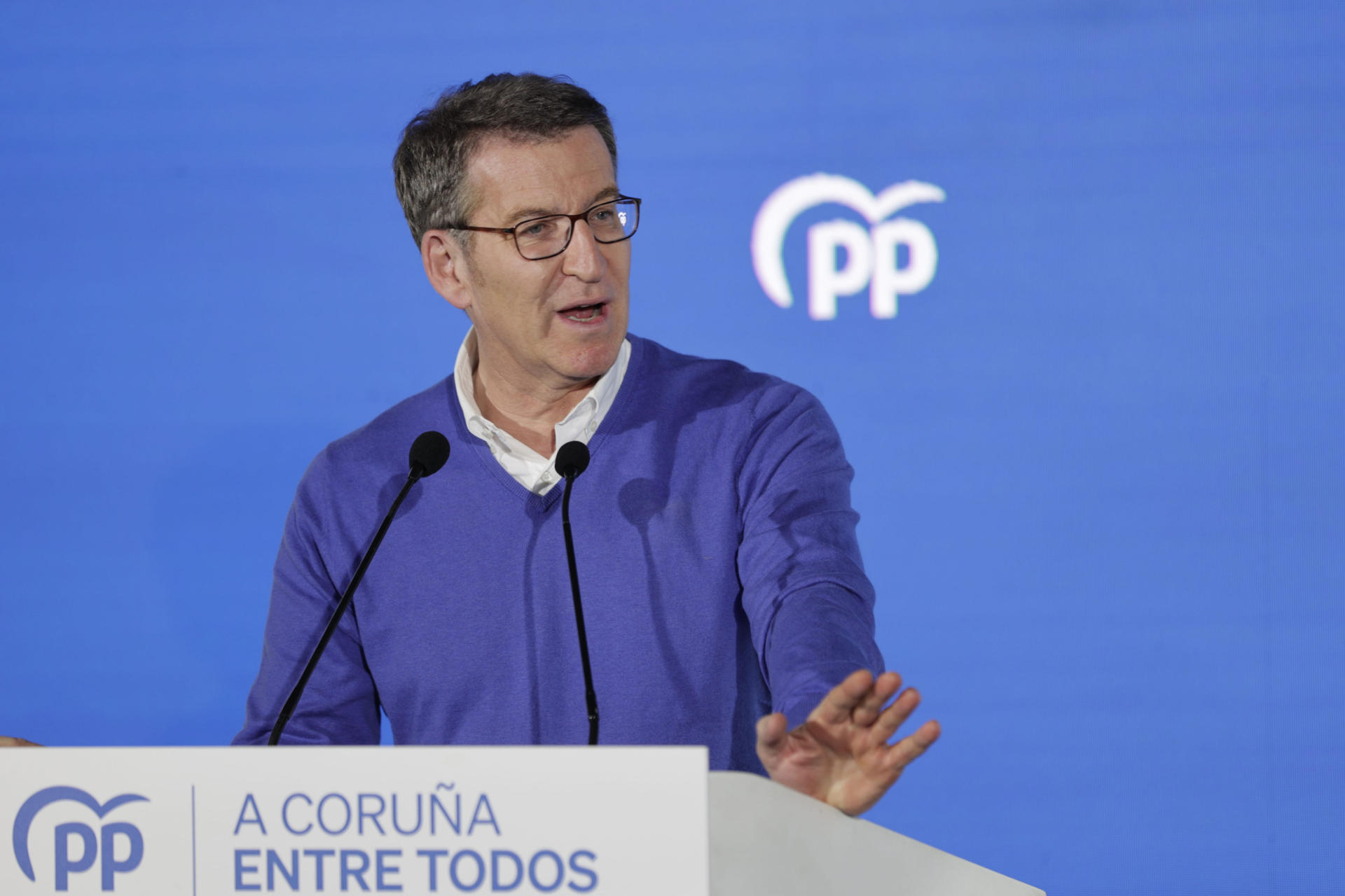 El líder nacional del PP, Alberto Núñez Feijóo, participa en un cocido popular del partido en A Coruña, este sábado. EFE/Cabalar