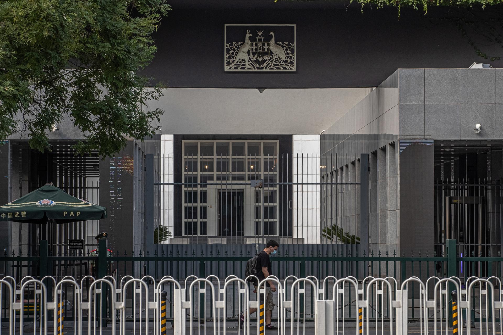 A Chinese paramilitary police officer stands guard in front of the Australian Embassy in Beijing, China, 02 September 2020. EFE-EPA/ROMAN PILIPEY/FILE