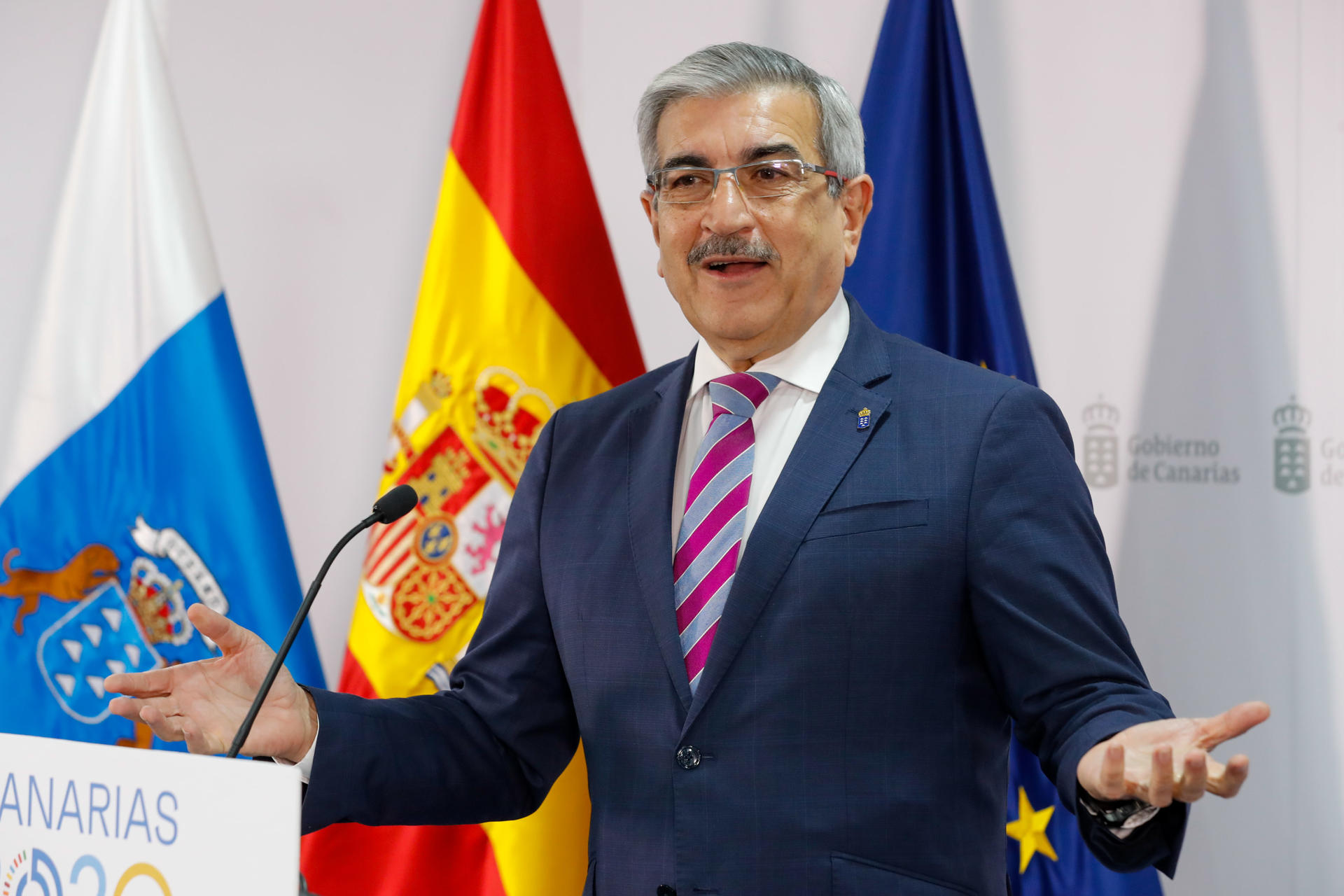 El vicepresidente del Gobierno de Canarias, Román Rodríguez, presentó este viernes la memoria de su gestión en esta legislatura al frente de la Consejería de Hacienda, Presupuestos y Asuntos Europeos. EFE