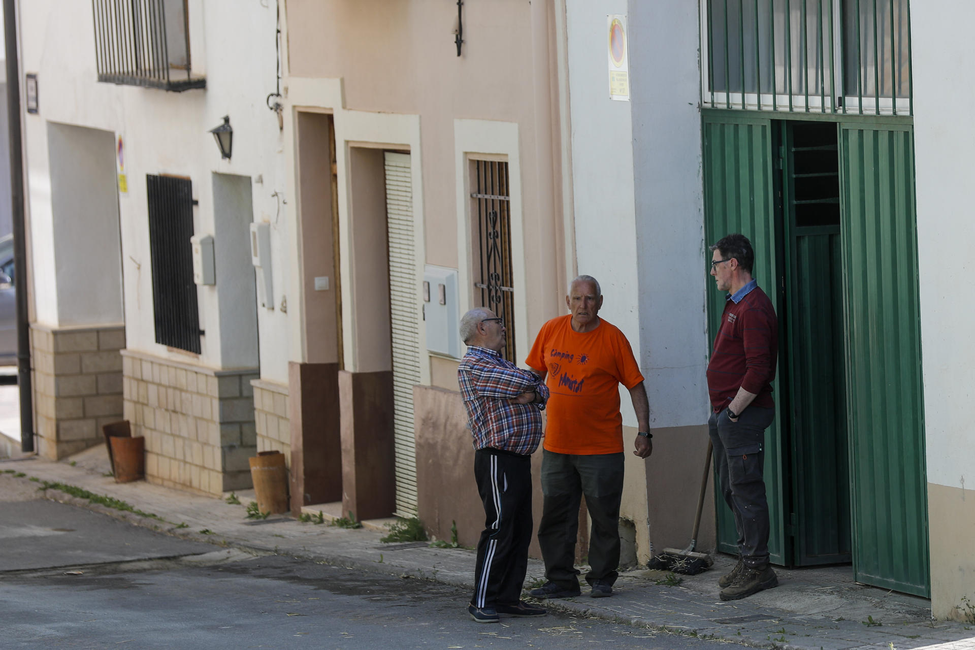 En la imagen, vecinos de Villanueva de Viver. EFE/ Manuel Bruque