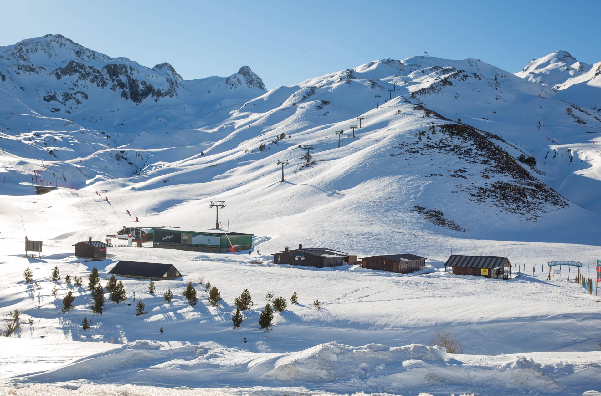 Imagen de archivo de la estación de esquí de Formigal (Huesca). EFE/Javier Cebollada