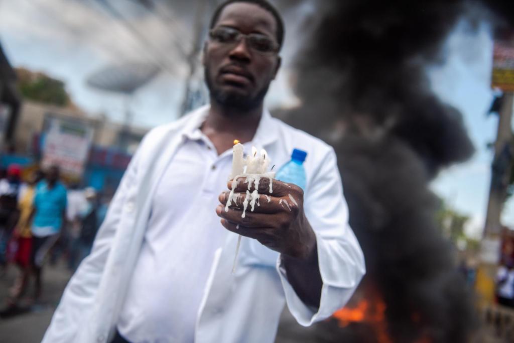 Personal médico participa en una protesta en Haití. EFE/Jean Marc Herve Abelard
