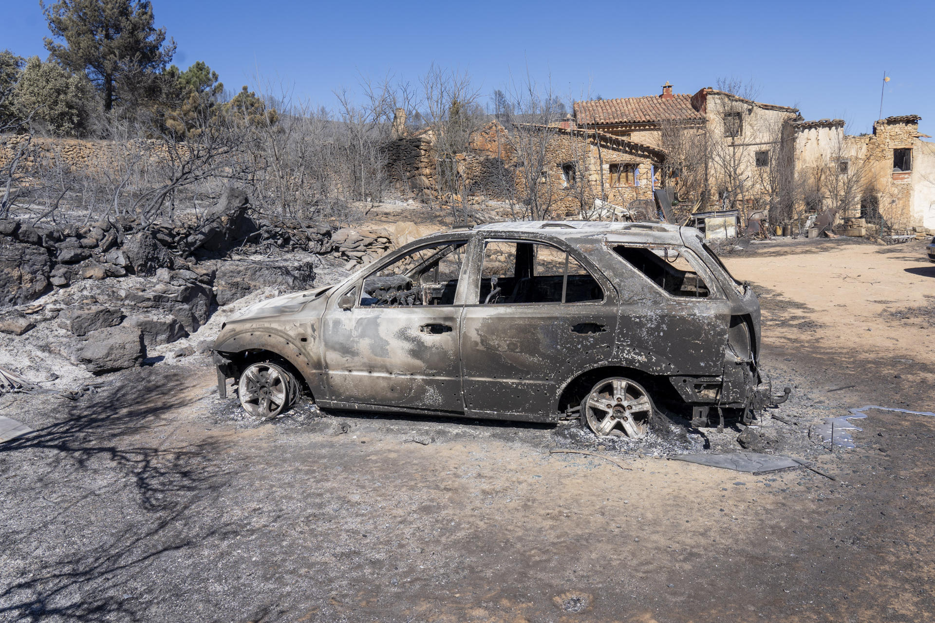 Estado en el que ha quedado el barrio La Garcia perteneciente al municipio de San Agustin en Teruel con varias casas quemadas tras el incendio forestal que se ha producido en la zona. EFE/Antonio García
