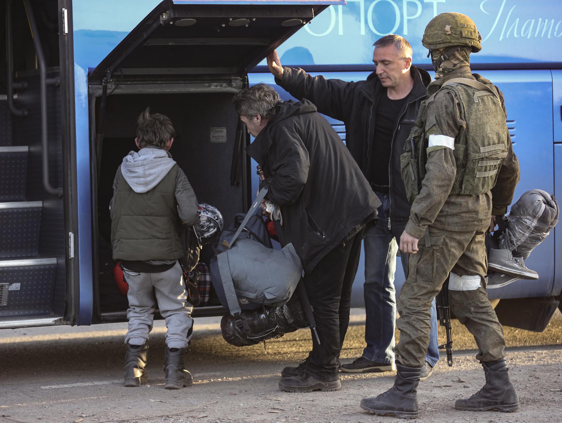 Russian servicemen control the boarding of a bus by the civilian people who were evacuated from Azovstal in Mariupol, Ukraine, 06 May 2022. EFE/EPA/ALESSANDRO GUERRA