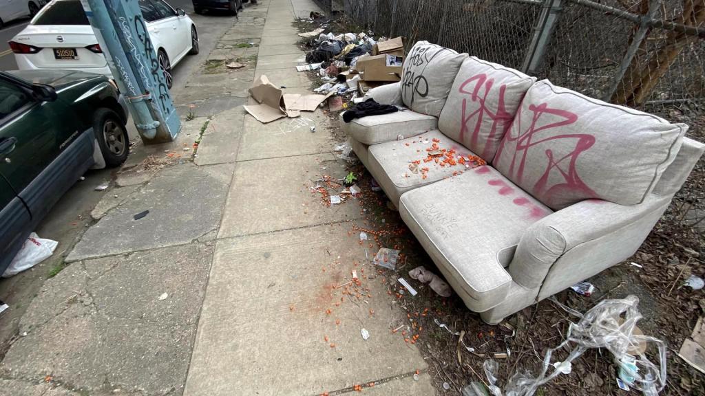 Fotografía del 26 de febrero donde se ve un sillón lleno de ampollas de droga y varias jeringuillas en el suelo en una calle del barrio Kensington, en Filadelfia, Pensilvania (EE.UU.). EFE/Octavio Guzmán
