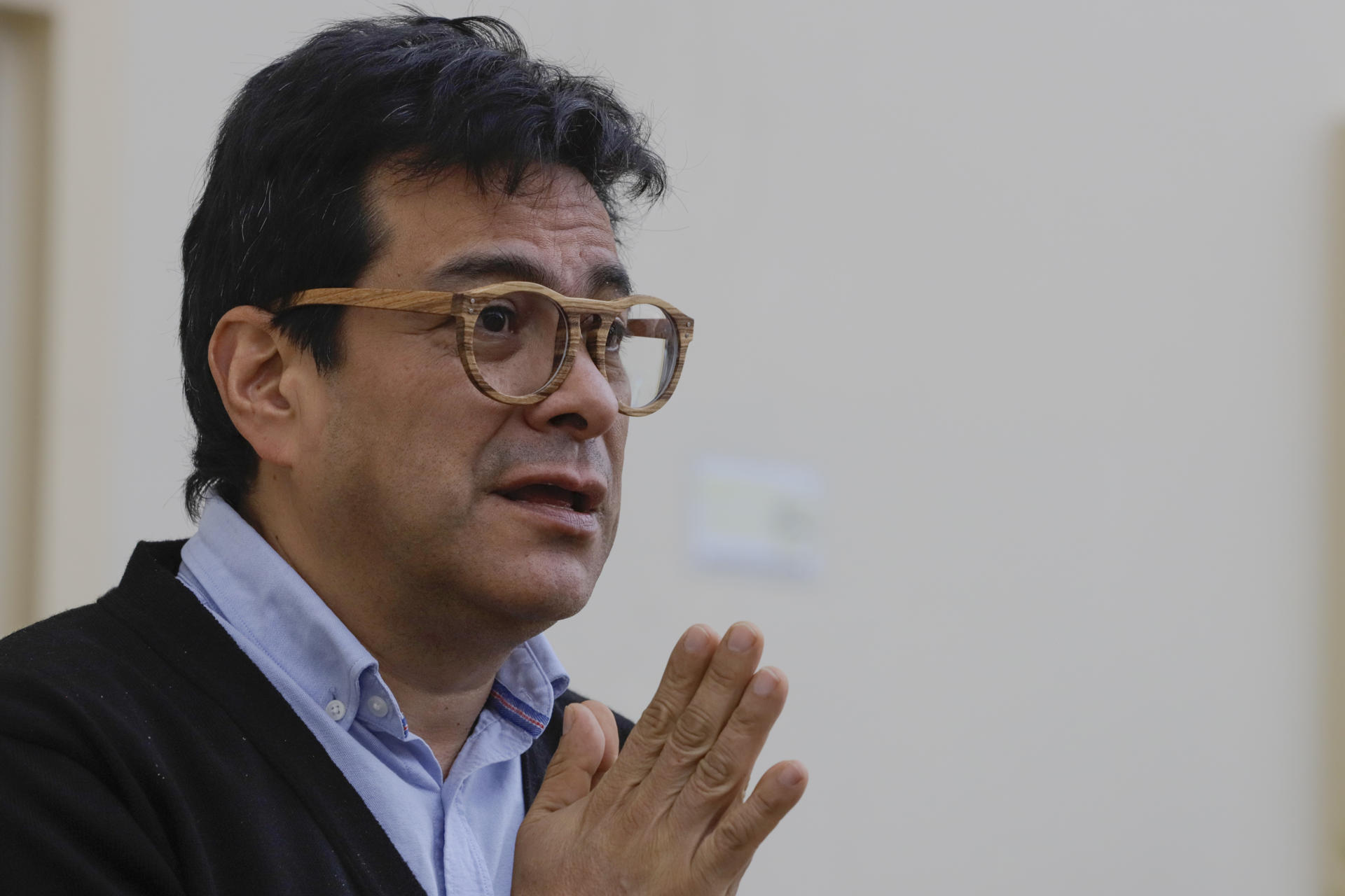 El alto comisionado para la paz en Colombia, Danilo Rueda, fue registrado este miércoles, 15 de marzo, durante una entrevista con EFE, en Bogotá (Colombia). EFE/Carlos Durán