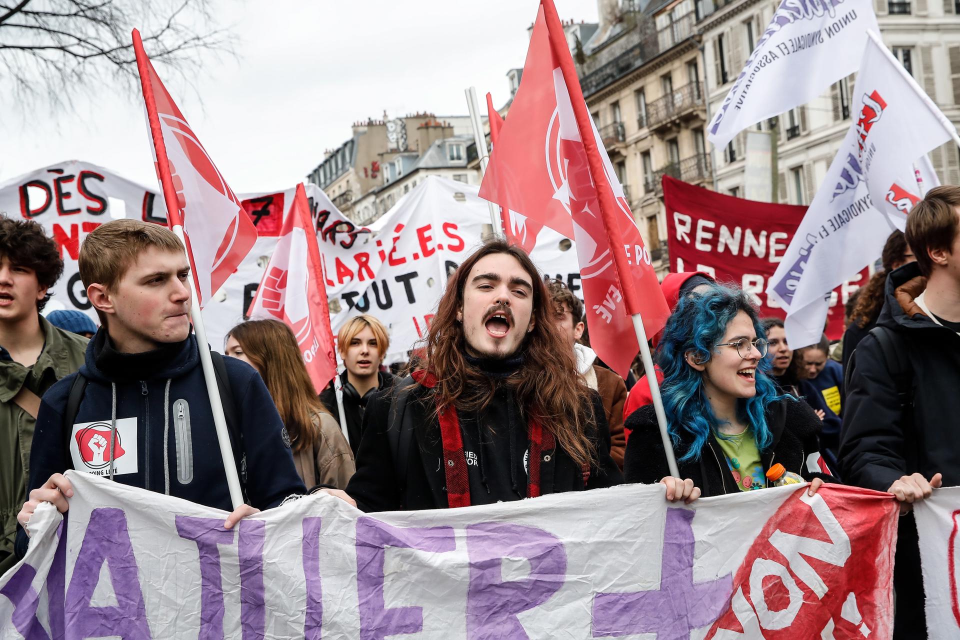 Thousands of people participate in a new demonstration against the government's reform of the pension system in Paris, France, 11 March 2023. EFE-EPA/TERESA SUAREZ
