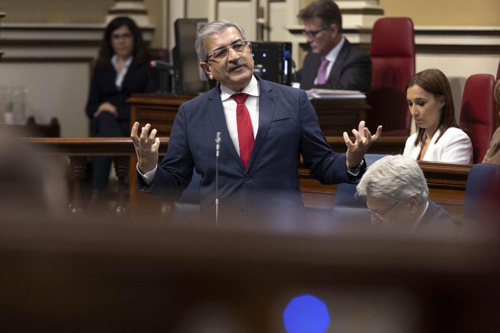 El vicepresidente de Canarias, Román Rodríguez, contesta a preguntas de los diputados en el último pleno ordinario del Parlamento autonómico de esta legislatura. EFE/Miguel Barreto