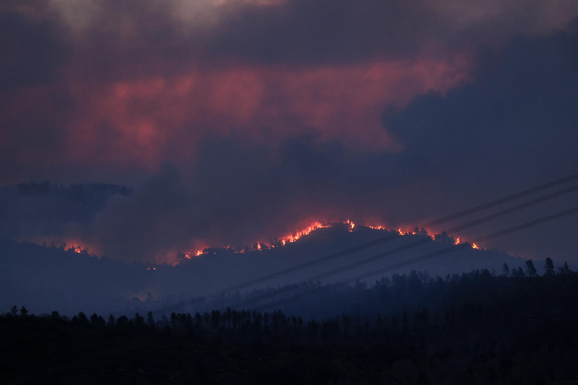 A view of the wildfire raging in the Castellón province of Spain on March 24, 2023. EFE/Manuel Bruque