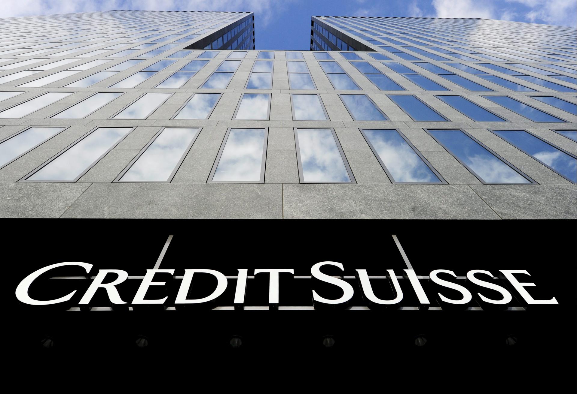 Fotografía de archivo que muestra el logo de Credit Suisse. EFE/Steffen Schmidt