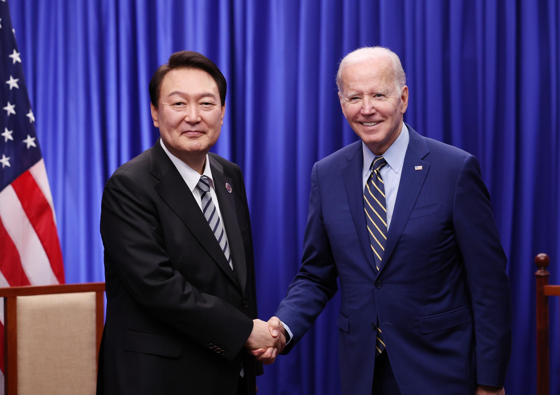 South Korean President Yoon Suk yeol (L) and U.S. President Joe Biden pose for a photo during their bilateral meeting during the Association of Southeast Asian Nations (ASEAN) Summit in Phnom Penh in Cambodia, 13 November 2022. EFE-EPA FILE/YONHAP SOUTH KOREA OUT