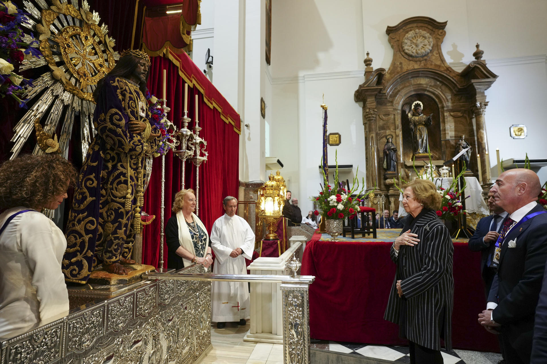 MADRID, 03/03/2023.- La reina Sofía ante el Cristo de Medinacelli durante la visita que ha realizdo a la basílica de Jesús de Medinacelli en Madrid este primer viernes de marzo. EFE/ Borja Sánchez Trillo