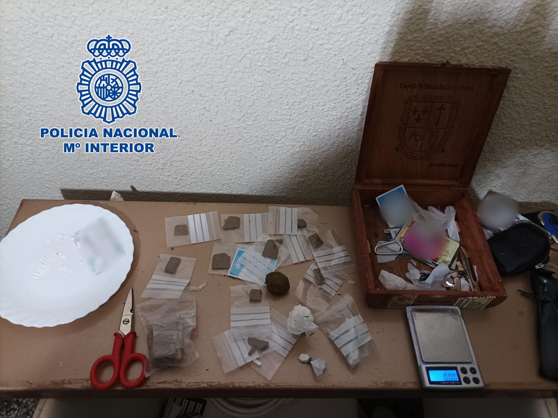 Algunas de las sustancias intervenidas al detenido, en una imagen de la Policía Nacional.