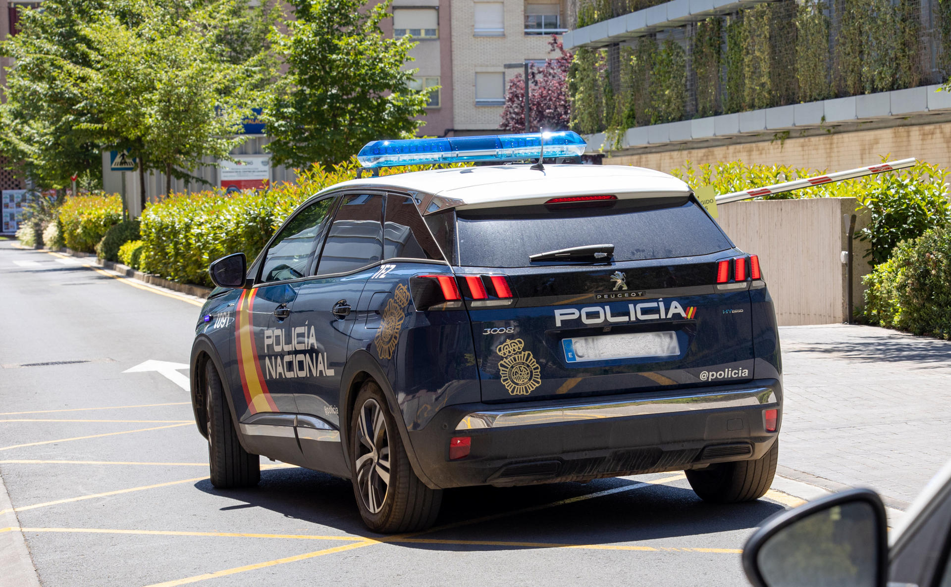 Un coche de la Policía Nacional patrulla por una calle. EFE/Archivo