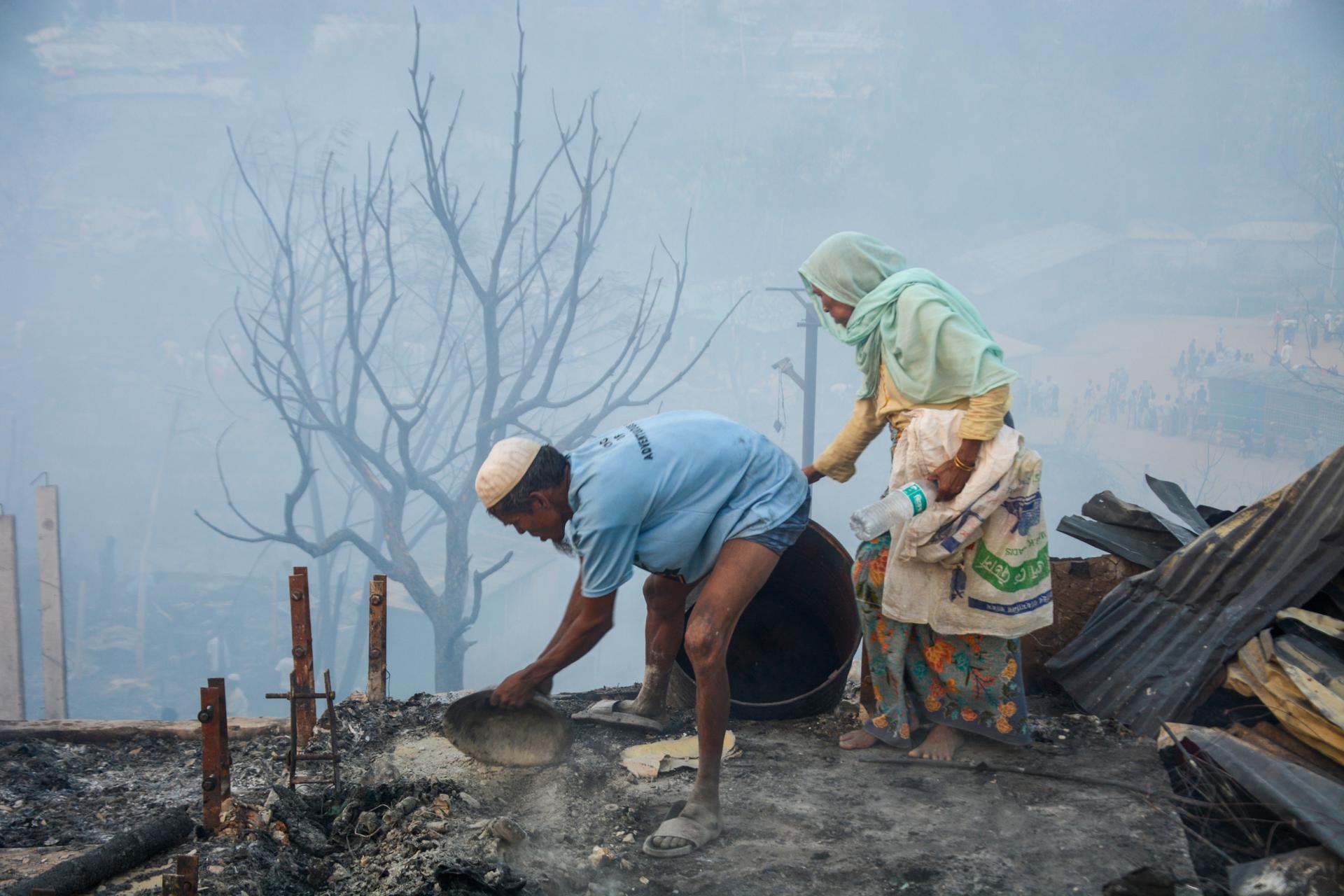 Rohingya refugees search for their belongings after a fire broke out in Balukhali refugee camp in Ukhia, Cox'Äôs bazar, Bangladesh, 05 March 2023. According to the United Nations High Commissioner for Refugees (UNHCR) report, over 90 facilities including hospitals and learning centres were damaged as a massive fire broke out at a Rohingya camp in Cox's Bazar's Ukhiya upazila on 05 March afternoon. (Incendio) EFE/EPA/STR