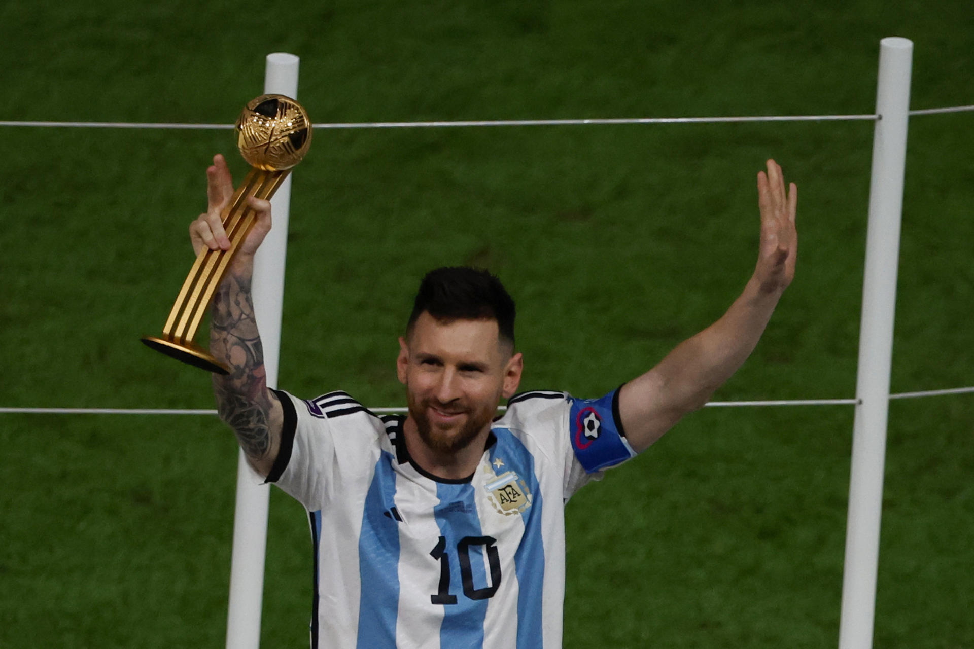 Lionel Messi de Argentina celebra tras ganar la final del Mundial de Fútbol Qatar 2022, en una fotografía de archivo. EFE/ Alberto Estevez