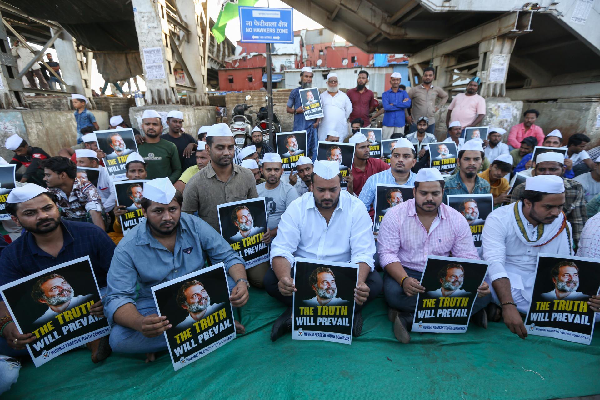Indian congress supporters hold placards during a silent protest in Mumbai, India, 23 March 2023. EFE-EPA/DIVYAKANT SOLANKI
