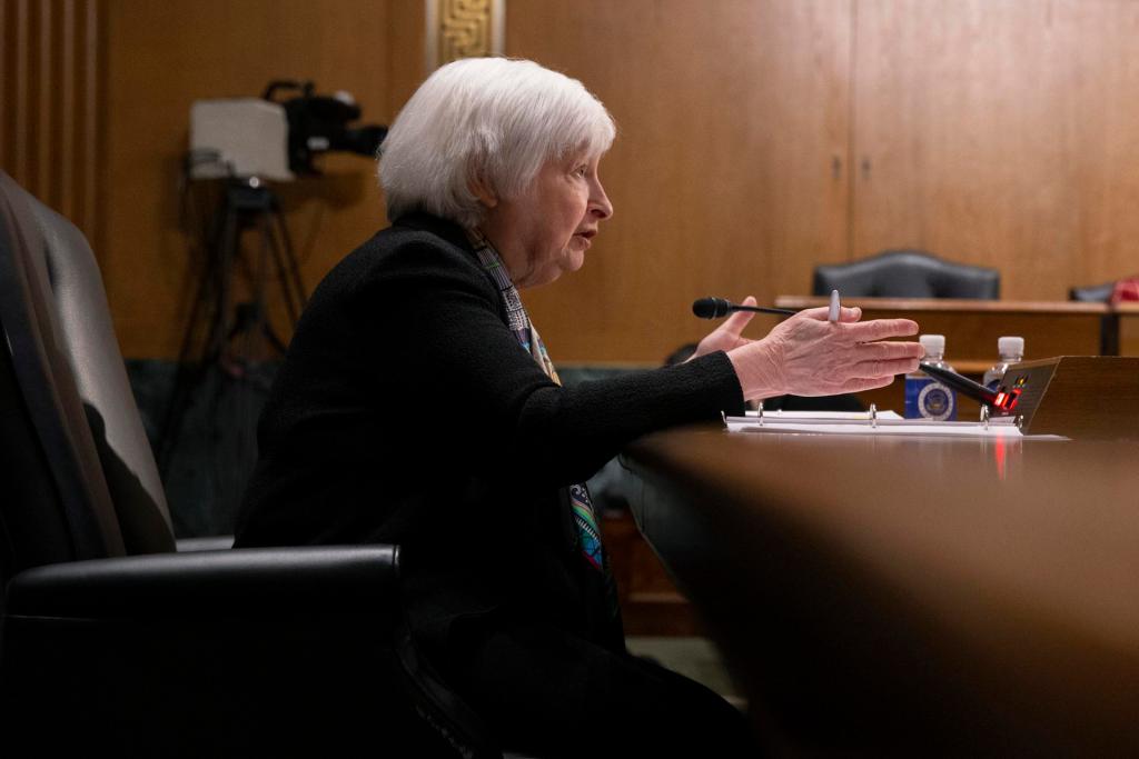 La secretaria del Tesoro de Estados Unidos, Janet Yellen, comparece ante legisladores en el Senado estadounidense, este 16 de marzo de 2023, en Washington. EFE/Michael Reynolds
