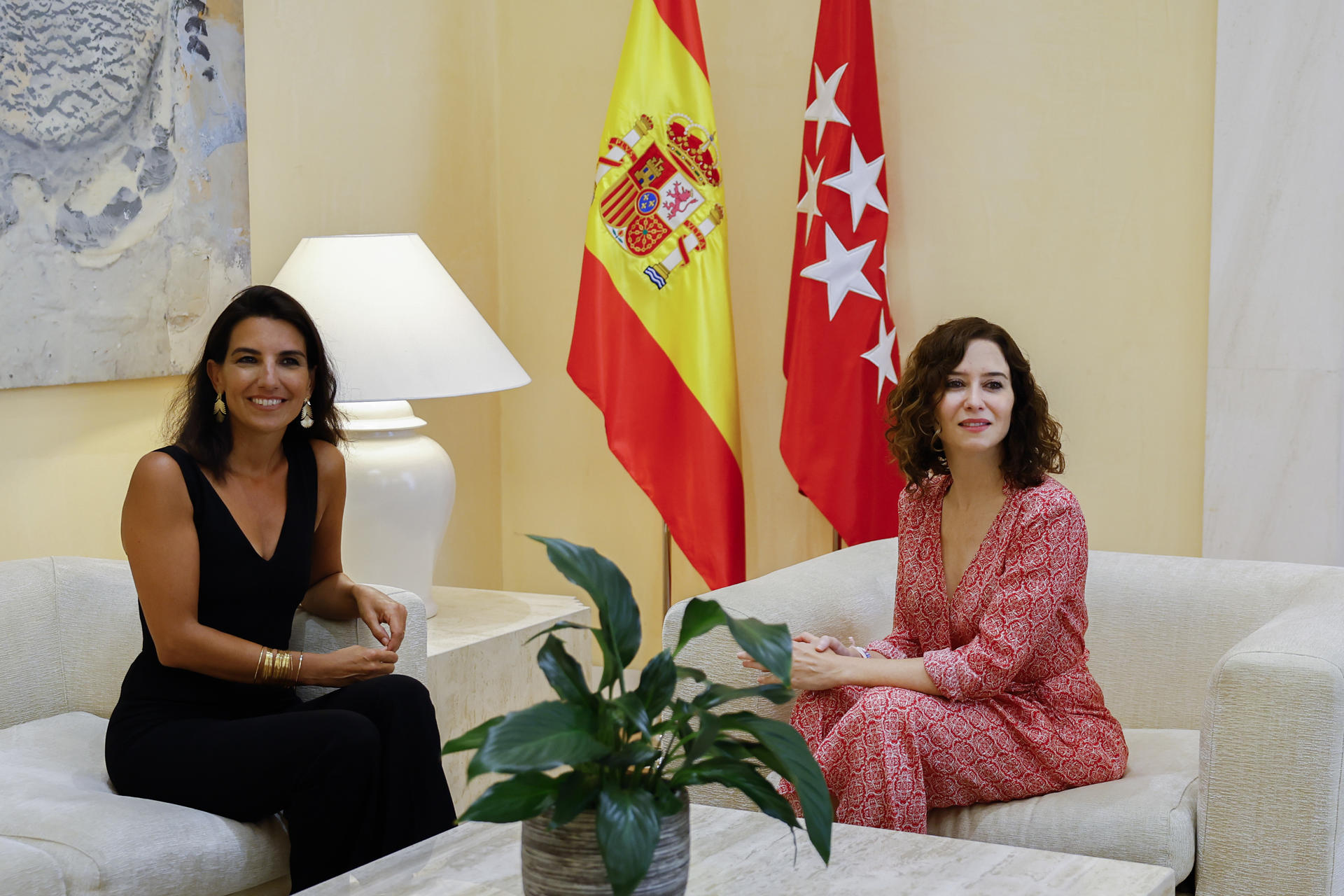 Imagen de archivo de la presidenta de la Comunidad de Madrid, Isabel Diaz Ayuso (d), con la portavoz de VOX en la Asamblea, Rocío Monasterio en la sede de la Comunidad. EFE/Sergio Pérez