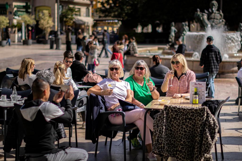 Unas turistas se toman una fotografía en una terraza del centro histórico de València, en una imagen de estos días de Fallas 2023. EFE/Biel Aliño
