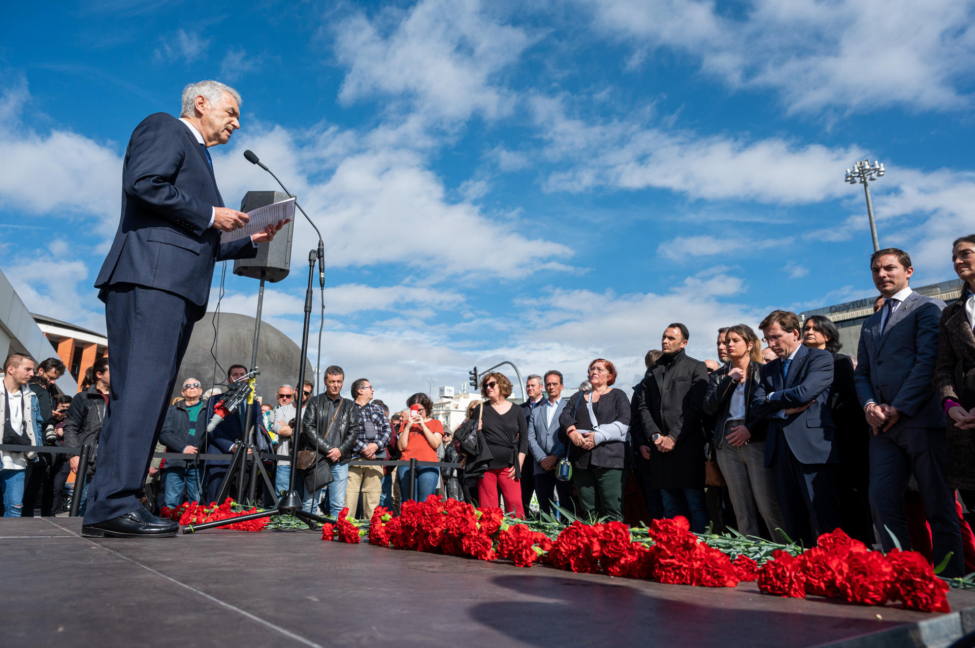 El presidente de la Asociación 11-M Afectados del Terrorismo, Eulogio Paz, interviene durante el acto de aniversario del 11-M en el monumento a las víctimas de Atocha en Madrid. EFE/ Fernando Villar