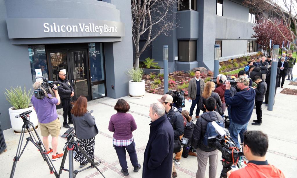 Clientes esperan afuera de la sede principal del Silicon Valley Bank (SVB) en Santa Clara, California, el 13 de marzo de 2023. EFE/George Nikitin
