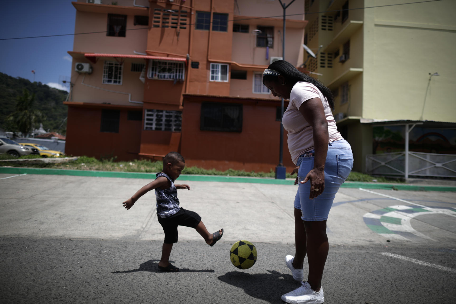 La entrenadora de la selección sub-20 femenina de Panamá Raiza Gutiérrez posa mientras juega con un balón durante una entrevista con EFE, el 22 de marzo de 2023, en el barrio de El Chorrillo en Ciudad de Panamá (Panamá). EFE/Bienvenido Velasco
