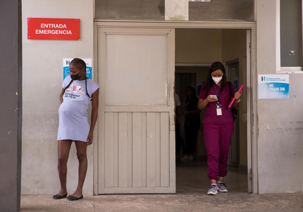 Una mujer embarazada espera en el área de emergencias de un hospital, en una fotografía de archivo. EFE/Orlando Barría
