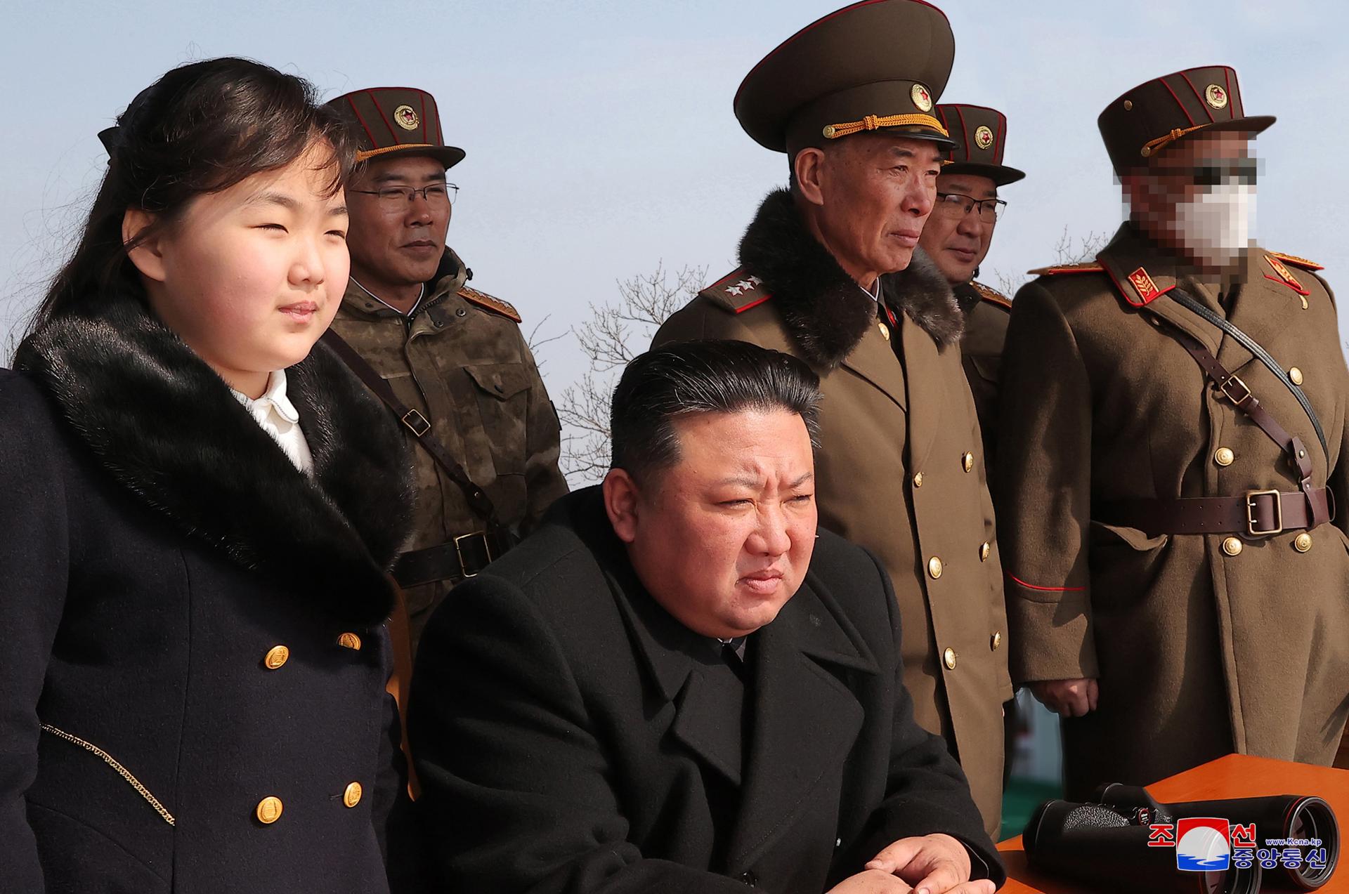 Imagen del líder de Corea del Norte, Kim Jong Un, junto a su hija y mandos del ejército, presenciando unos ejercicios de "contraataque nuclear" en un lugar no revelado el 18 y 19 de marzo de 2023.