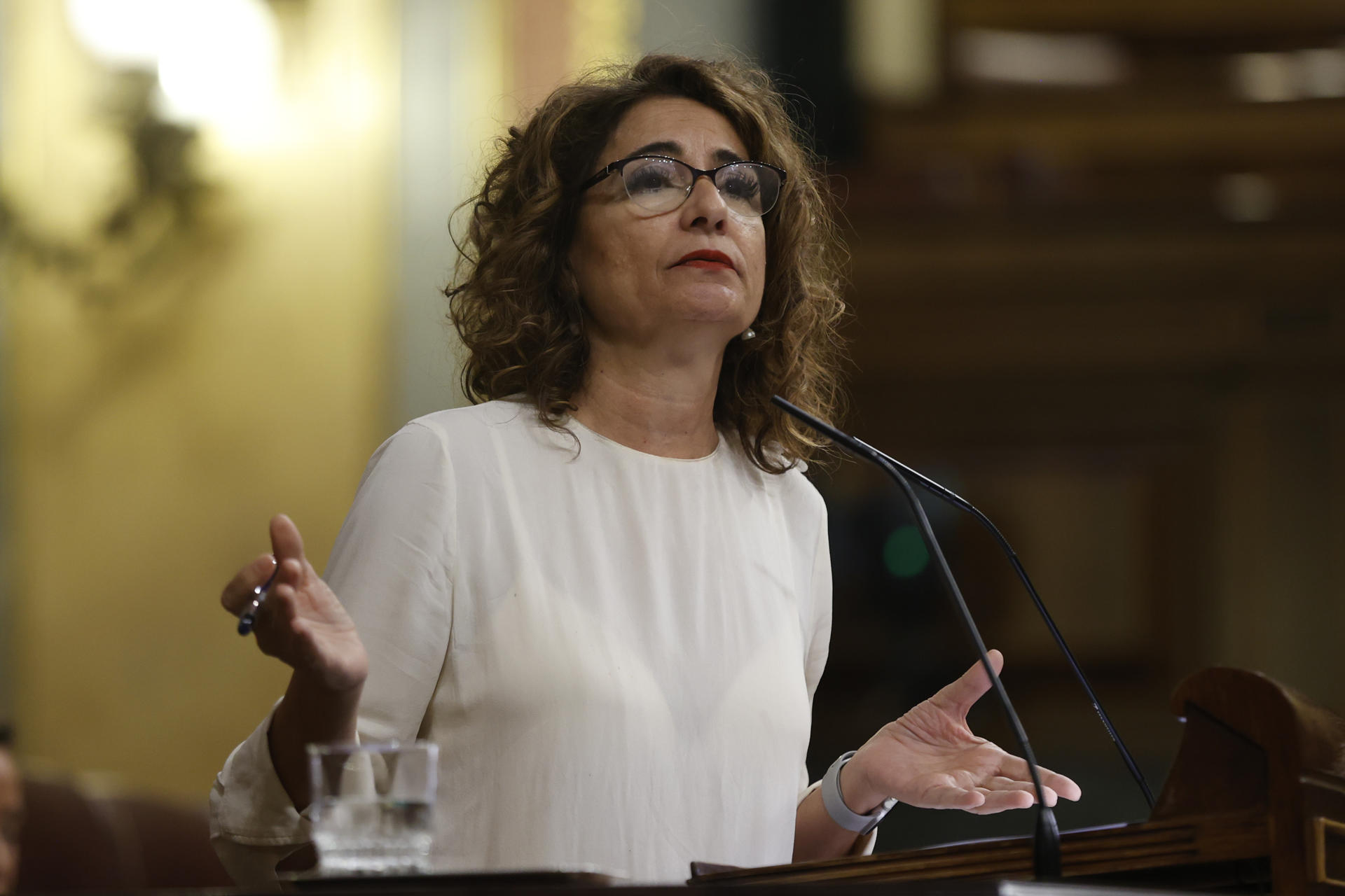 La ministra de Hacienda, María Jesús Montero, interviene durante la sesión de control al Gobierno celebrada este miércoles en el Congreso de los Diputados en Madrid. EFE/ Juan Carlos Hidalgo