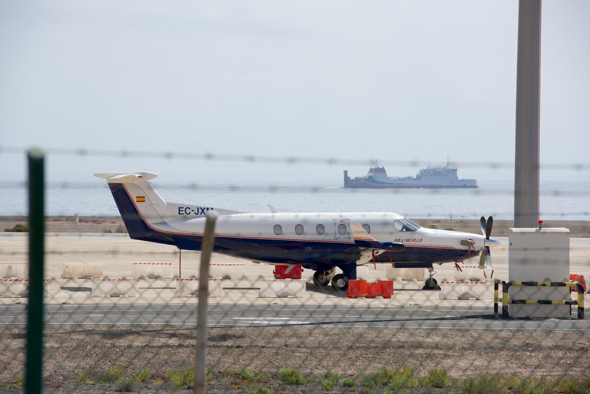 Foto tomada el 29 de marzo de 2019: Avioneta inmovilizada en el aeropuerto de Fuerteventura después de la Guardia Civil y la Policía descubrieran en su interior un alijo de 388 kilos de cocaína. EFE/Carlos de Saá