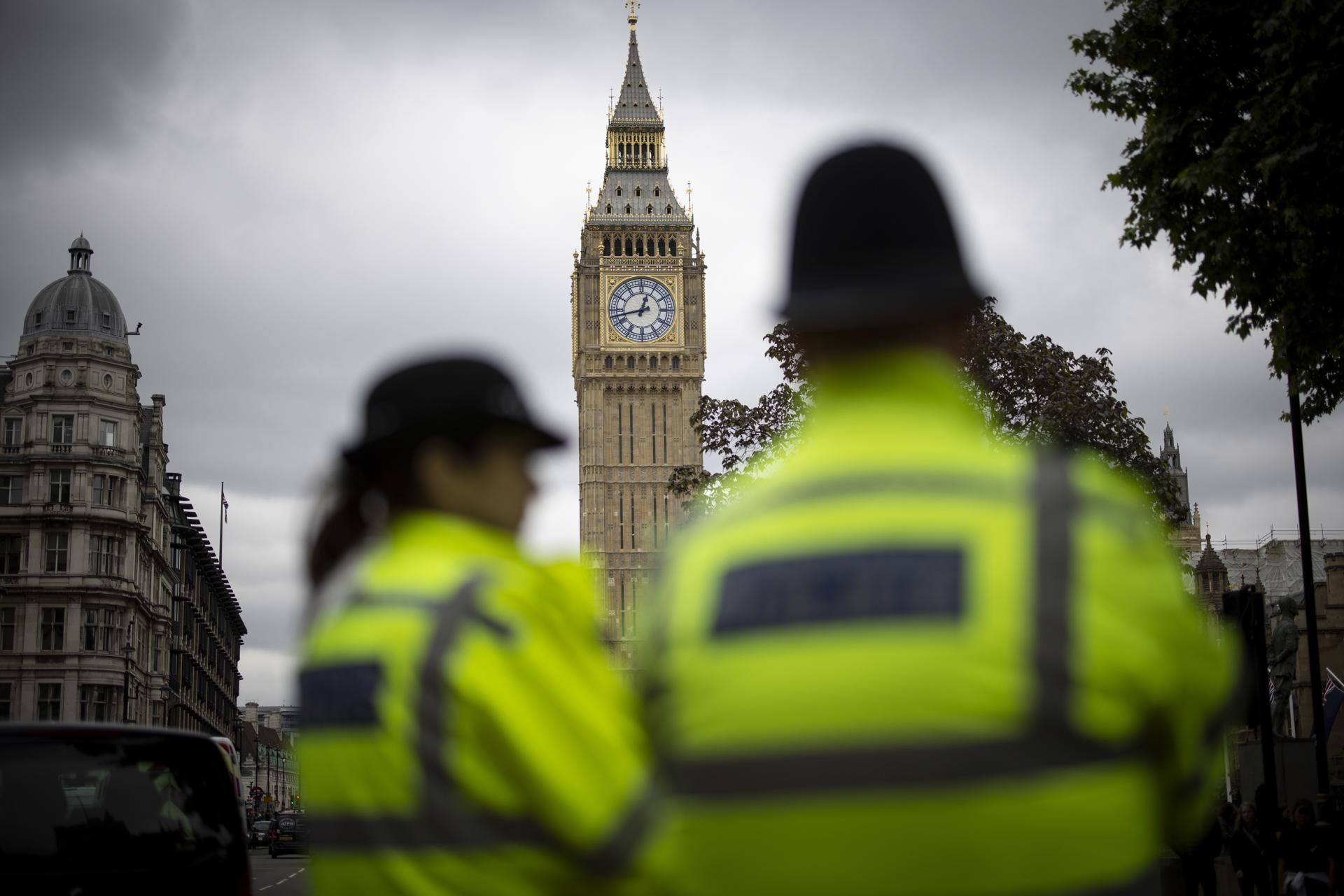 London (United Kingdom), 06/06/2022.- Police officers patrol in Westminster with the Elizabeth Tower in the background in London, Britain, 06 June 2022. British Prime Minister Boris Johnson faces a vote of no confidence following the publication of the official civil service investigation into Downing Street parties during the COVID-19 lockdown, dubbed Sue Gray report. (Reino Unido, Londres) EFE/EPA/TOLGA AKMEN
