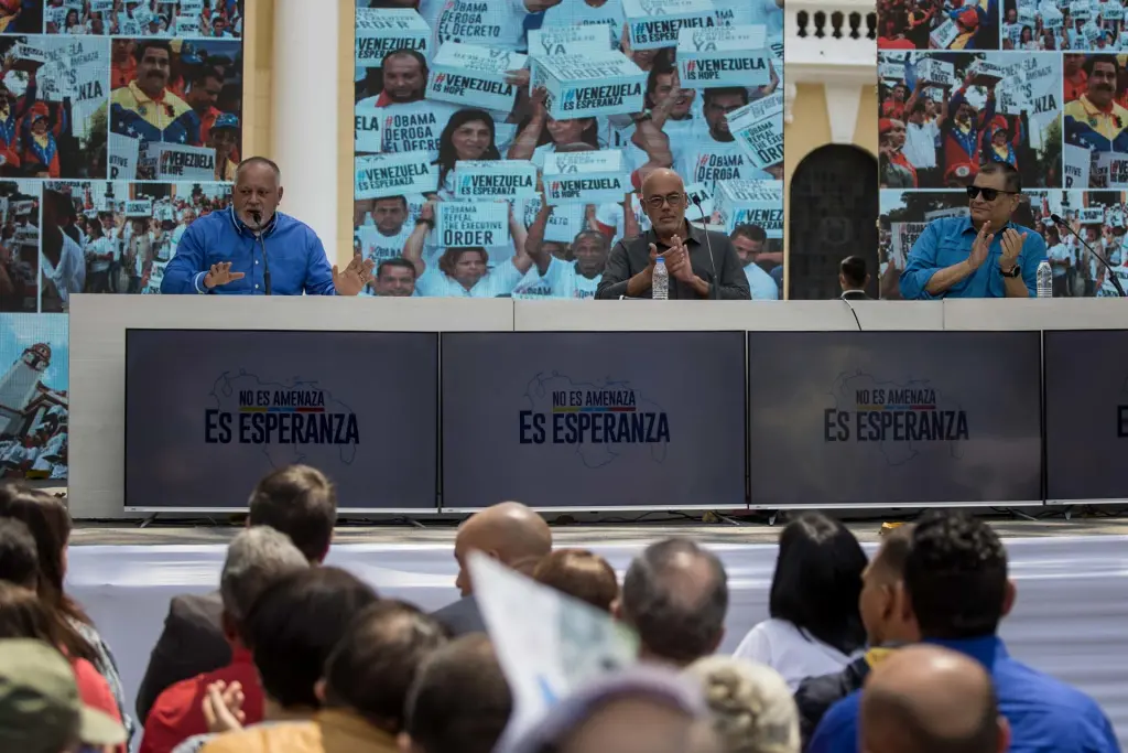 El diputado Diosdado Cabello (i), el presidente de la Asamblea Nacional, Jorge Rodriguez (c) y el expresidente de Ecuador, Rafael Correa (d), participan en un acto por el "Día del Antiimperialismo Bolivariano" hoy, en Caracas (Venezuela). EFE/Miguel Gutierrez 