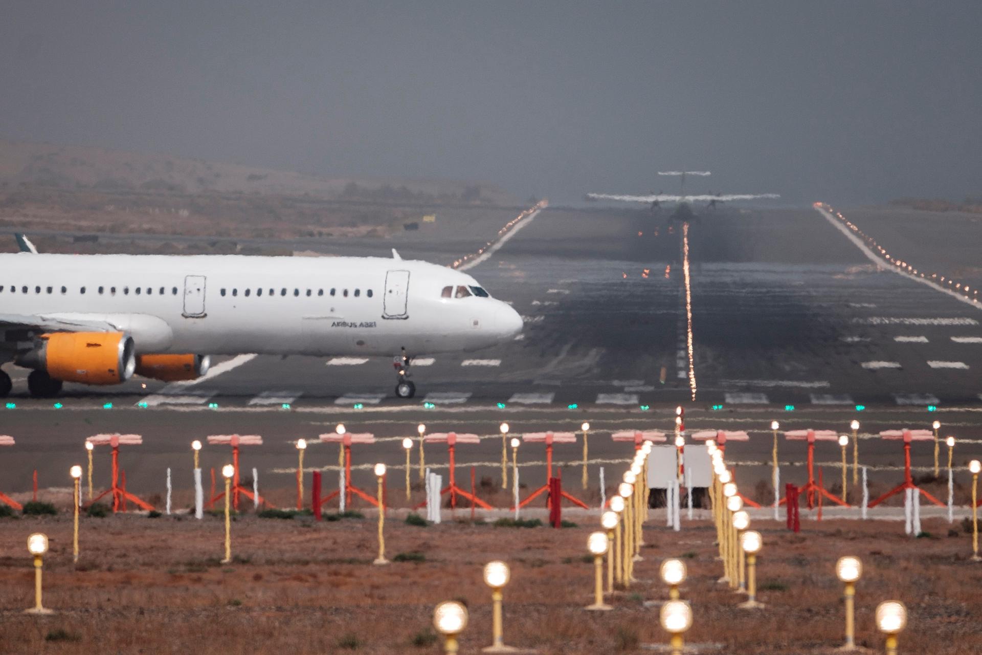 Foto de archivo de un avión en la pista de aterrizaje del aeropuerto de Gran Canaria EFE/Ángel Medina G.