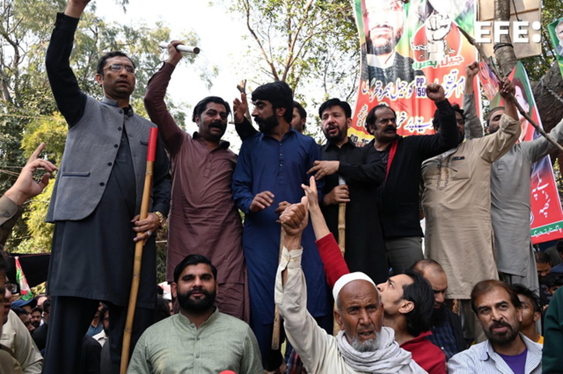 Supporters of former Prime Minister and chairman of opposition party Pakistan Tehrik-e-Insaf, Imran Khan, gather outside his residence as police try to arrest him in a case related to gifts he received from foreign dignitaries while in office, in Lahore, Pakistan, 05 March 2023. EFE-EPA/RAHAT DAR