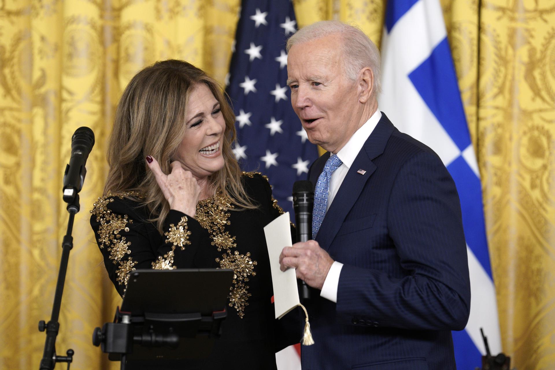 US President Joe Biden greets performer Rita Wilson at a reception celebrating Greek Independence Day in the East Room at the White House in Washington, DC, USA, on 29 March 2023. EFE-EPA/Yuri Gripas / POOL