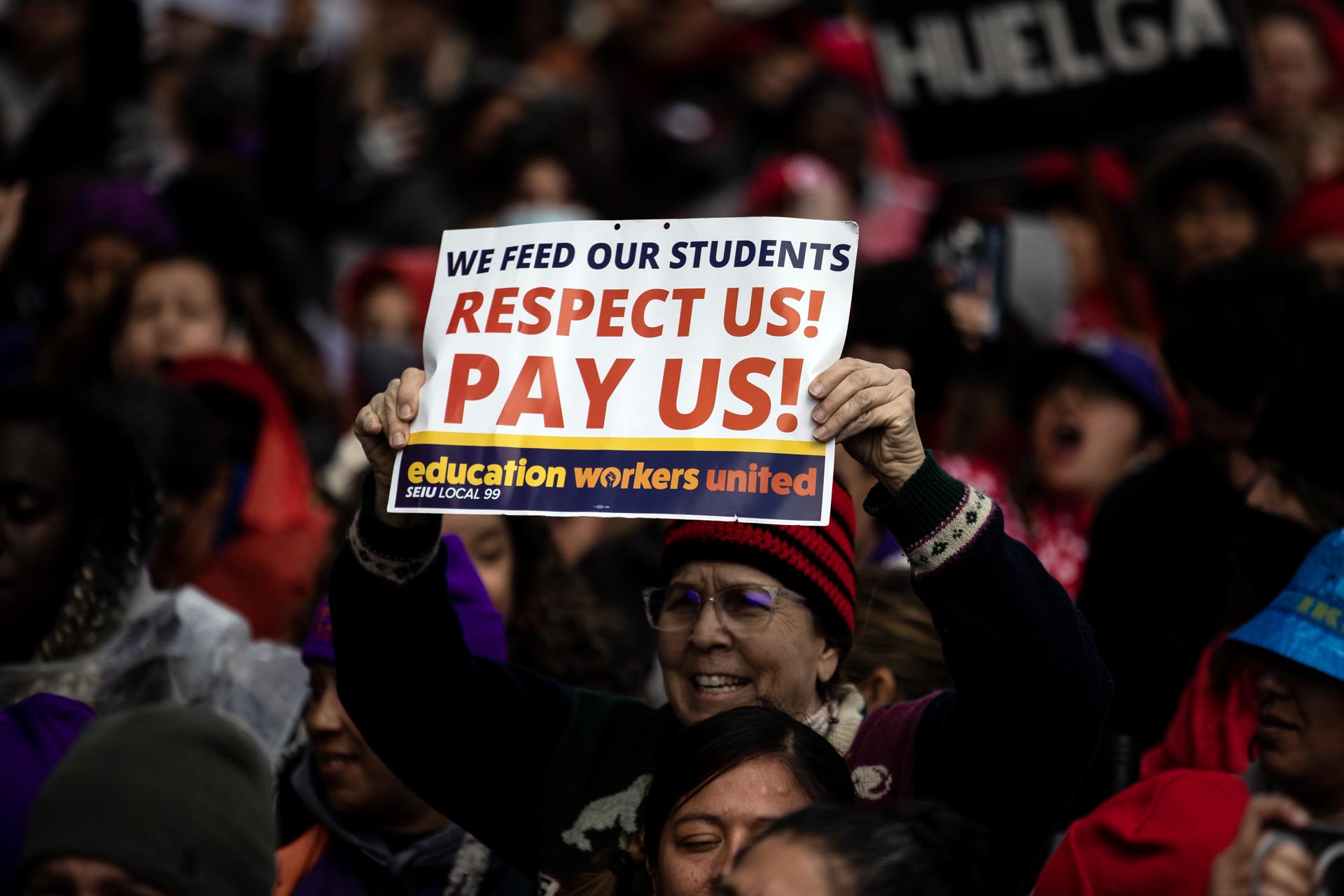 Manifestantes durante una huelga escolar en Los Ángeles, California (EE.UU.), este 21 de marzo de 2023. EFE/EPA/Etienne Laurent
