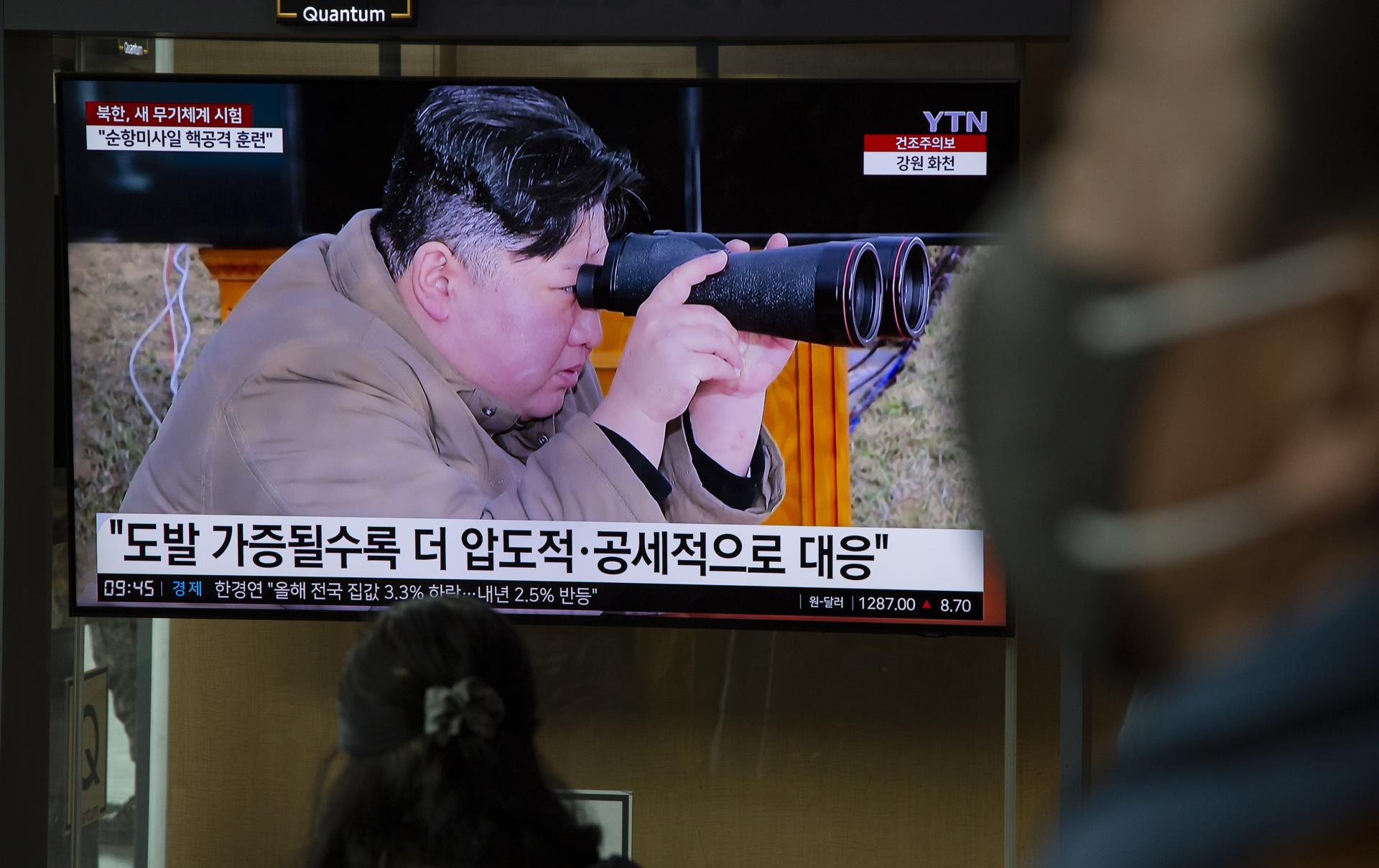 People watch the news at a station in Seoul, South Korea, 24 March 2023. EFE-EPA FILE/JEON HEON-KYUN