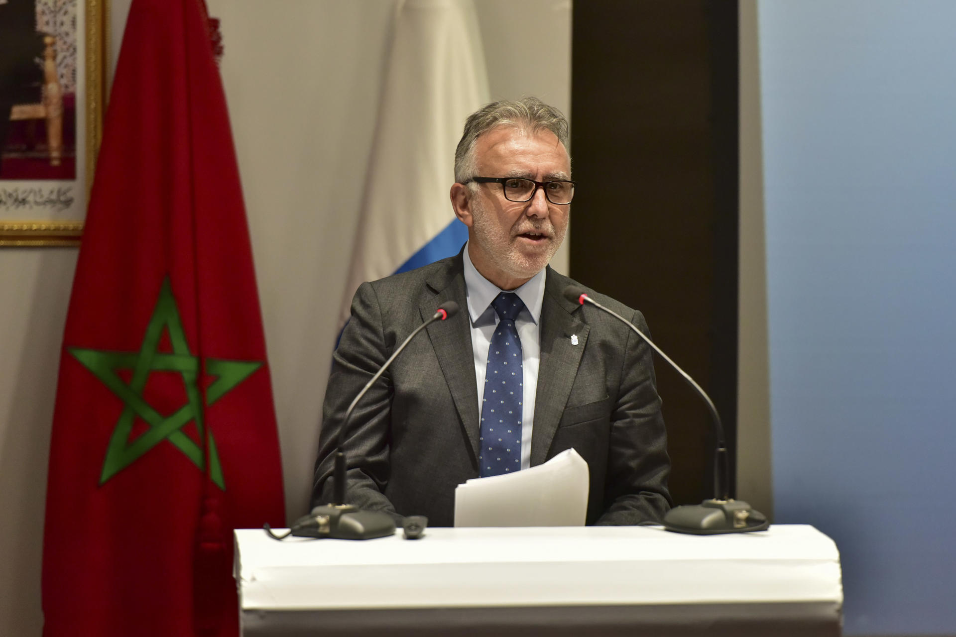 El presidente del Gobierno de Canarias, Ángel Víctor Torres (c), durante el viaje a Marruecos.-EFE/Jalal Morchidi