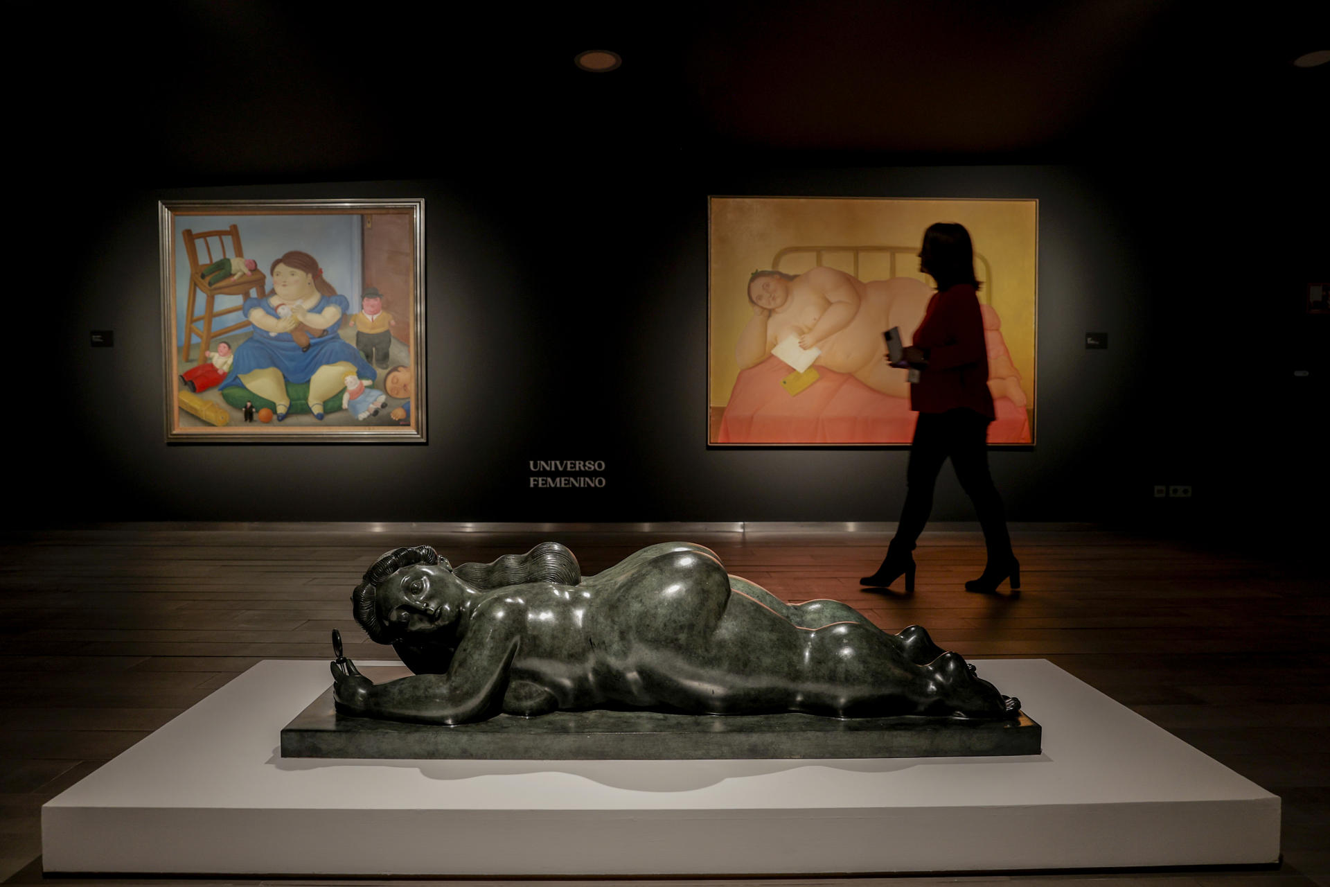 "Sensualidad y melancolía", retrospectiva del artista colombiano Fernando Botero, reúne 45 obras entre pinturas, dibujos, acuarelas y esculturas, desde sus primeras creaciones en los años 60 del siglo pasado, realizadas durante su etapa en Nueva York, hasta piezas de 2022.EFE/ Manuel Bruque