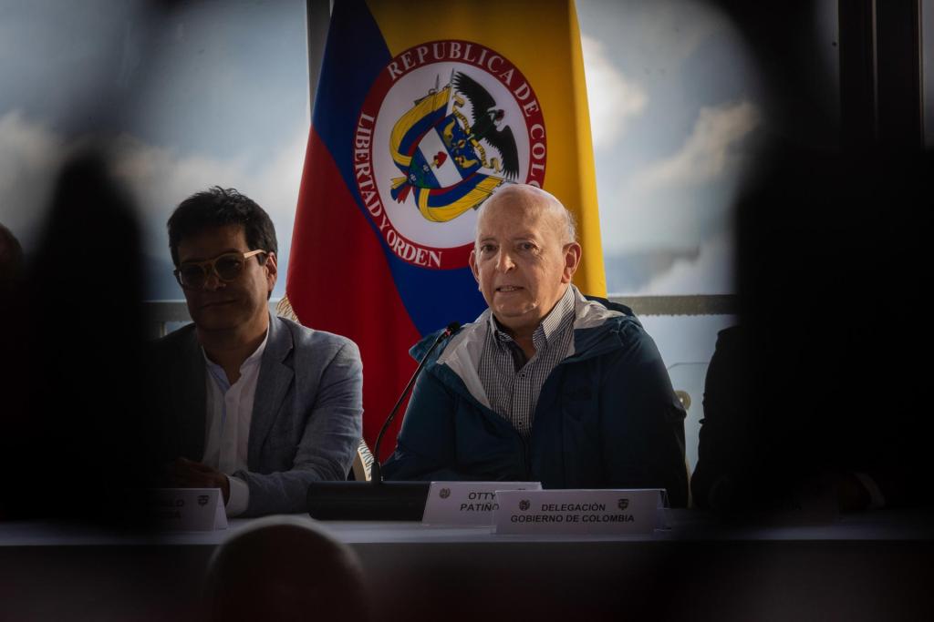 Fotografía de archivo en la que se registró a Danilo Rueda (i), Alto Comisionado para la Paz en Colombia, y a Otty Patiño, jefe de la delegación del Gobierno colombiano para los diálogos de paz con el ELN, en Caracas (Venezuela). EFE/Rayner Peña
