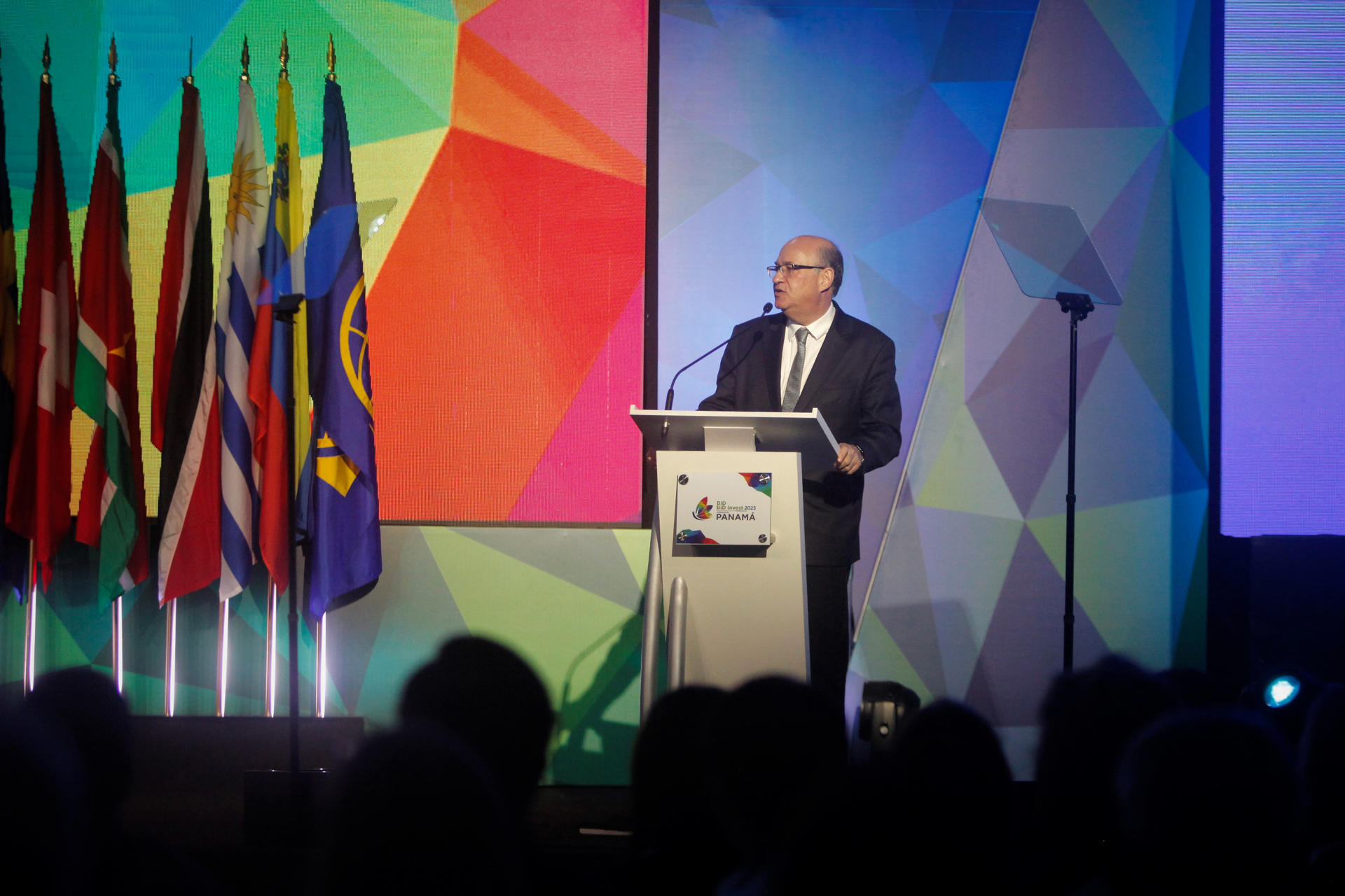 El presidente del Banco Interamericano de Desarrollo (BID), Ilan Goldfajn (c) habla hoy, durante la inauguración de la 63 edición de la Reunión Anual de la Asamblea de Gobernadores del BID, en Cuidad de Panamá (Panamá). EFE/ Carlos Lemos