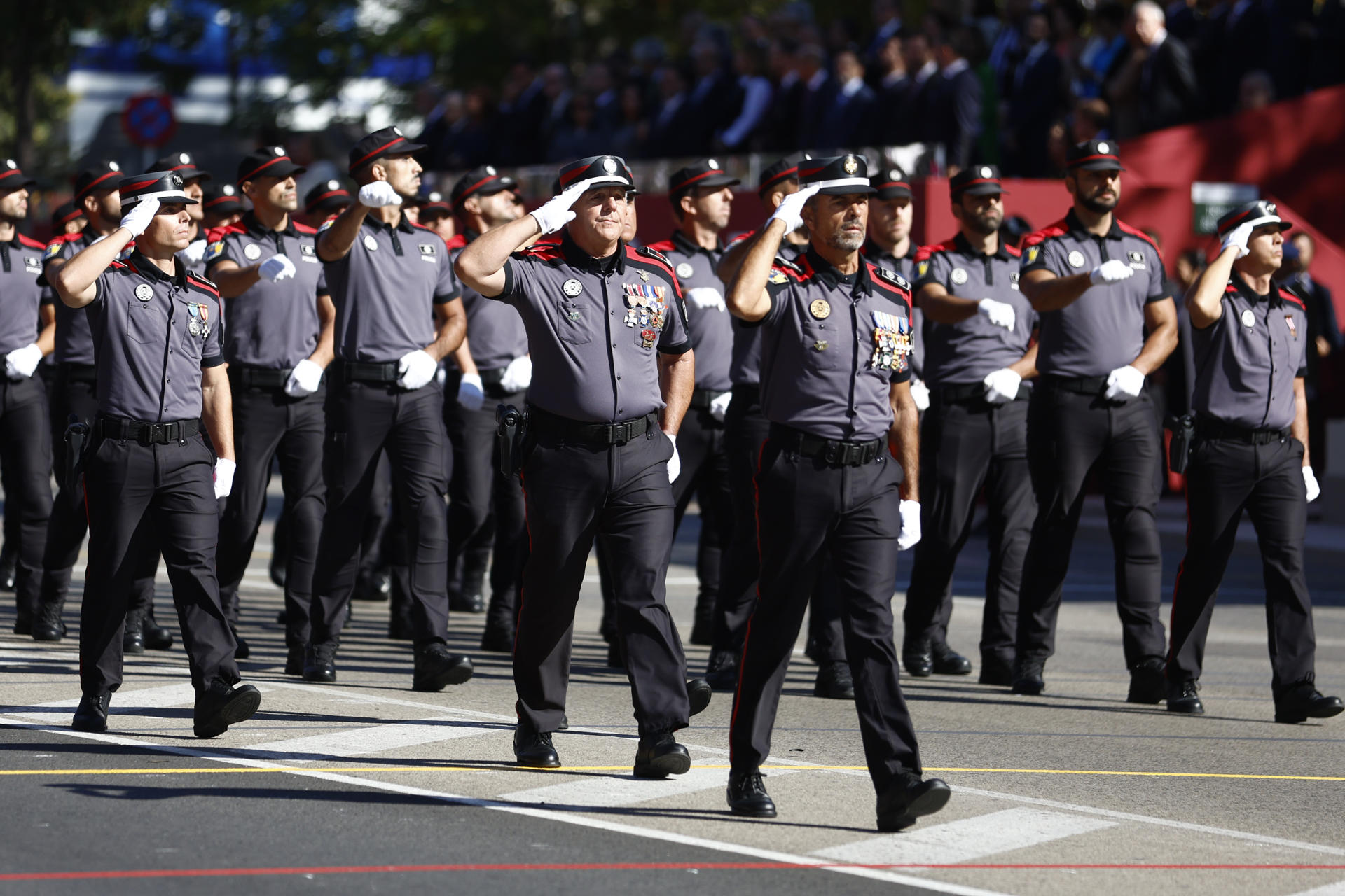 La Policía Autonómica Canaria durante el desfile con motivo de la Fiesta Nacional 2022. EFE/Rodrigo Jiménez