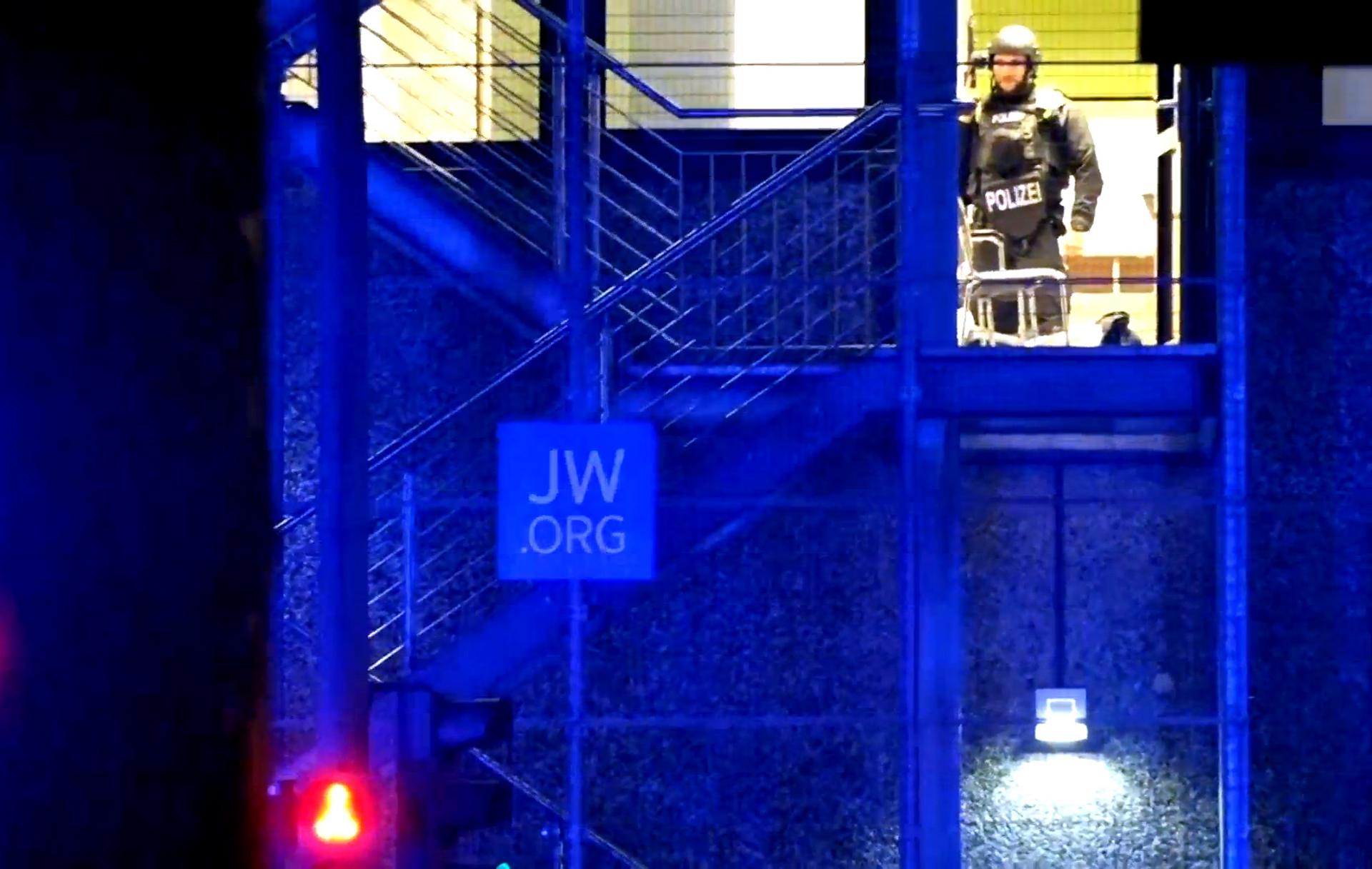 Policías germanos inspeccionaban el interior de la iglesia de los Testigos de Jehová de Hamburgo en la que anoche se registró un tiroteo.
