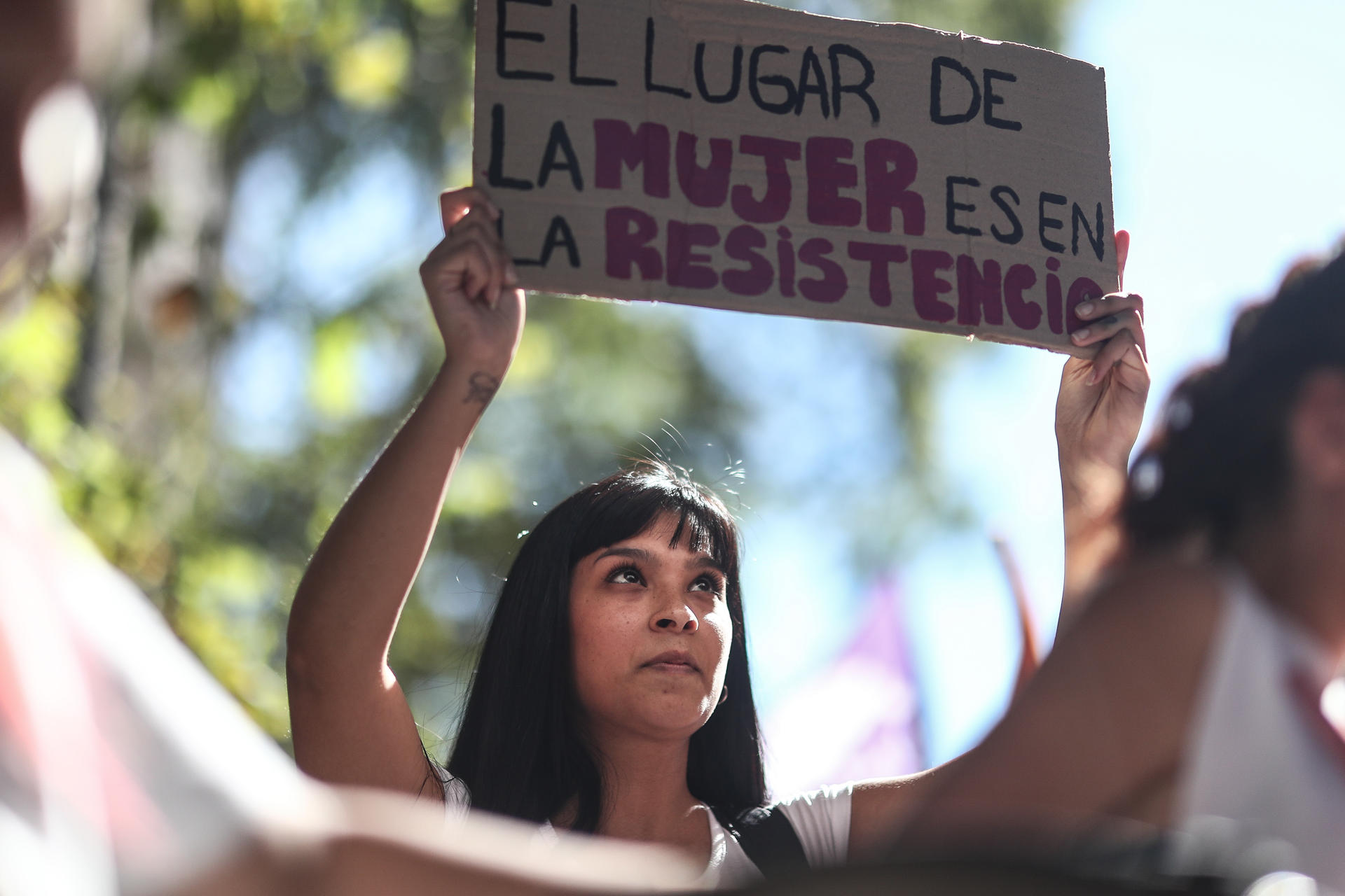 Vista de una manifestante que muestra un cartel de protesta durante una movilización de reivindicación de los derechos de las mujeres con diversos mensajes a favor del feminismo, en una fotografía de archivo. EFE/Juan Ignacio Roncoroni