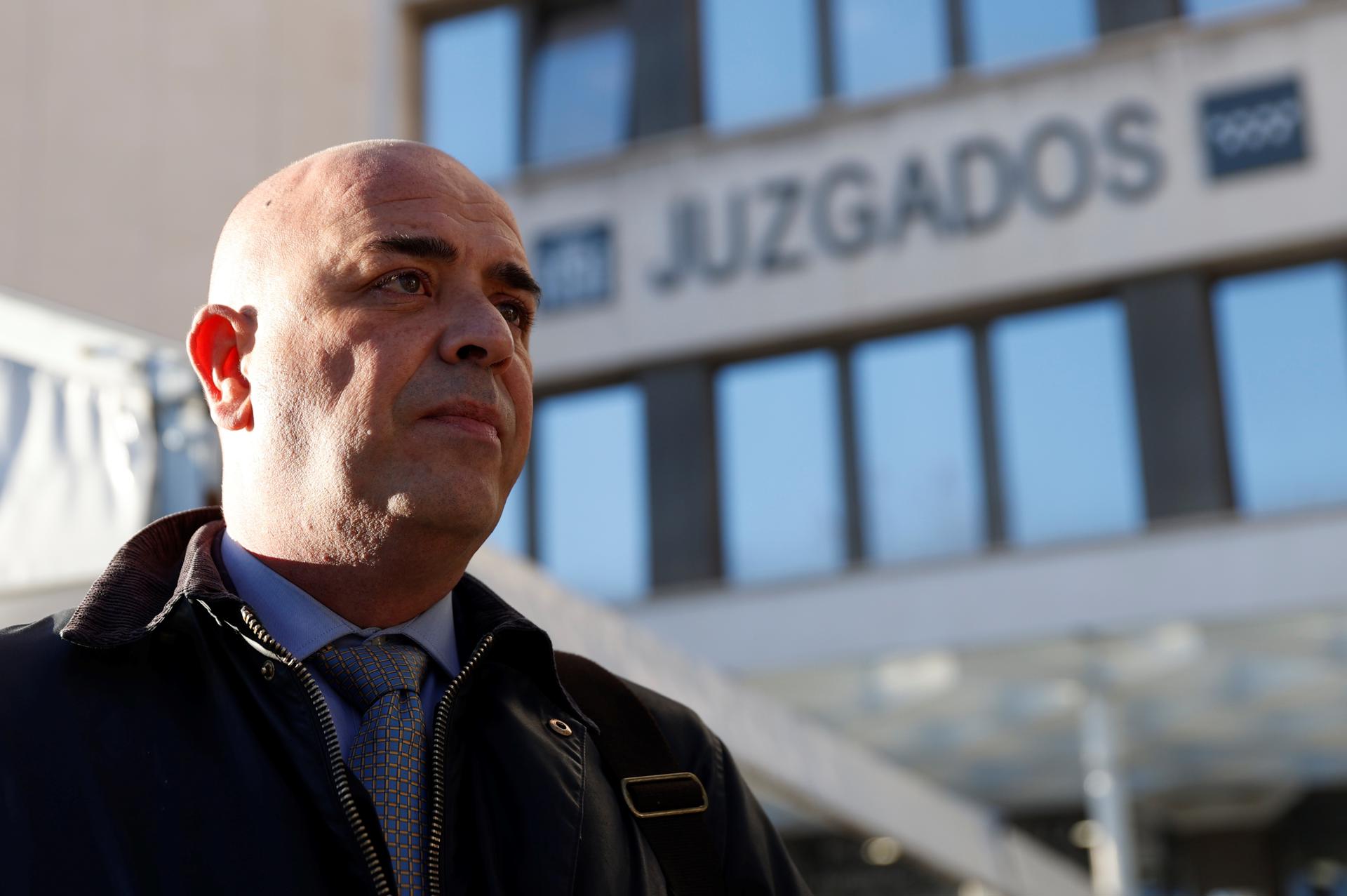 Imagen de archivo del abogado de la familia del rapero Isaac, Juan Manuel Medina a su llegada a los juzgados de Plaza Castilla en Madrid. EFE/ Mariscal