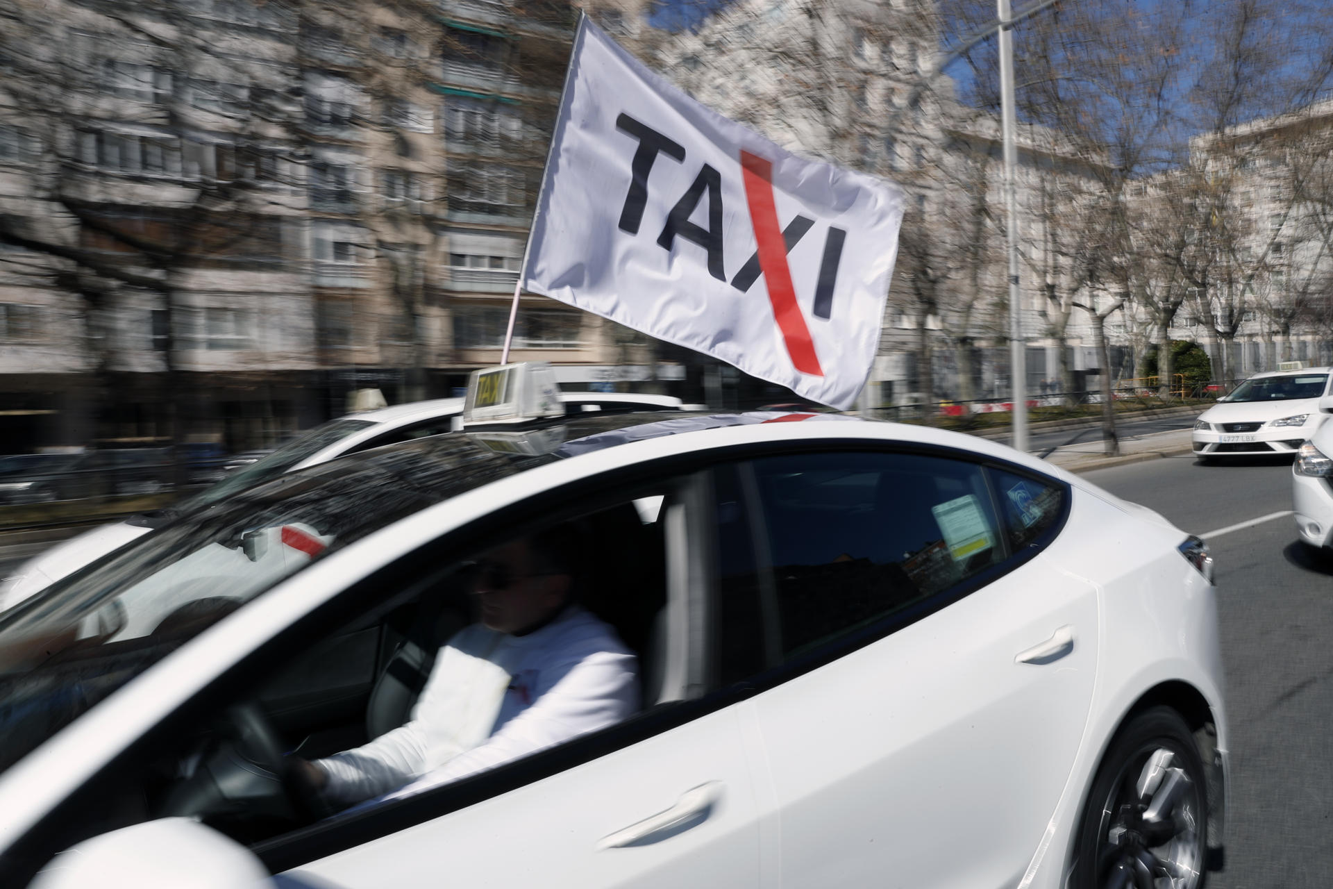Manifestación convocada por el sector del taxi este jueves en Madrid contra el nuevo Reglamento del Taxi que quiere aprobar el gobierno regional. EFE/ Eduardo Oyana