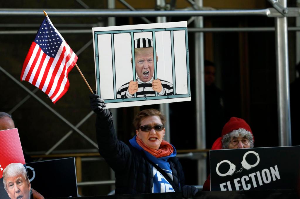 Personas se reúnen frente a una corte de Nueva York, ante la posibilidad de que se procese en una causa al expresidente estadounidense Donald Trump, este 21 de marzo de 2023. EFE/Peter Foley
