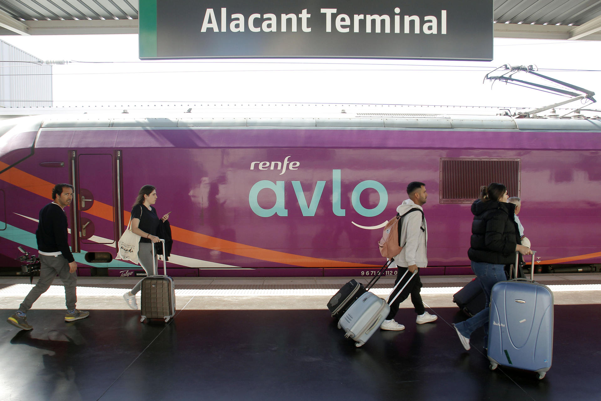 Tras meses operando entre Madrid-Barcelona y Madrid-València, Avlo ofrece un nuevo destino más, también en el Mediterráneo, y 'echa a andar' desde Alicante a Madrid, pasando por Albacete, en el viaje inaugural de la marca 'low cost' de Renfe. EFE/ Morell